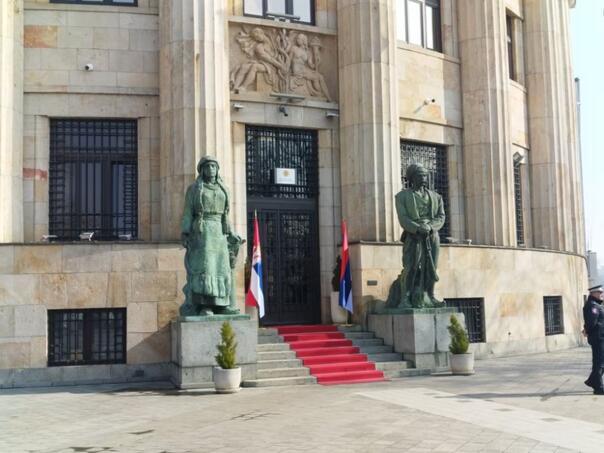 1 Zastava Srbije ispred Dodikovog kabineta i pored zabrane Ustavnog suda Bi H foto rse