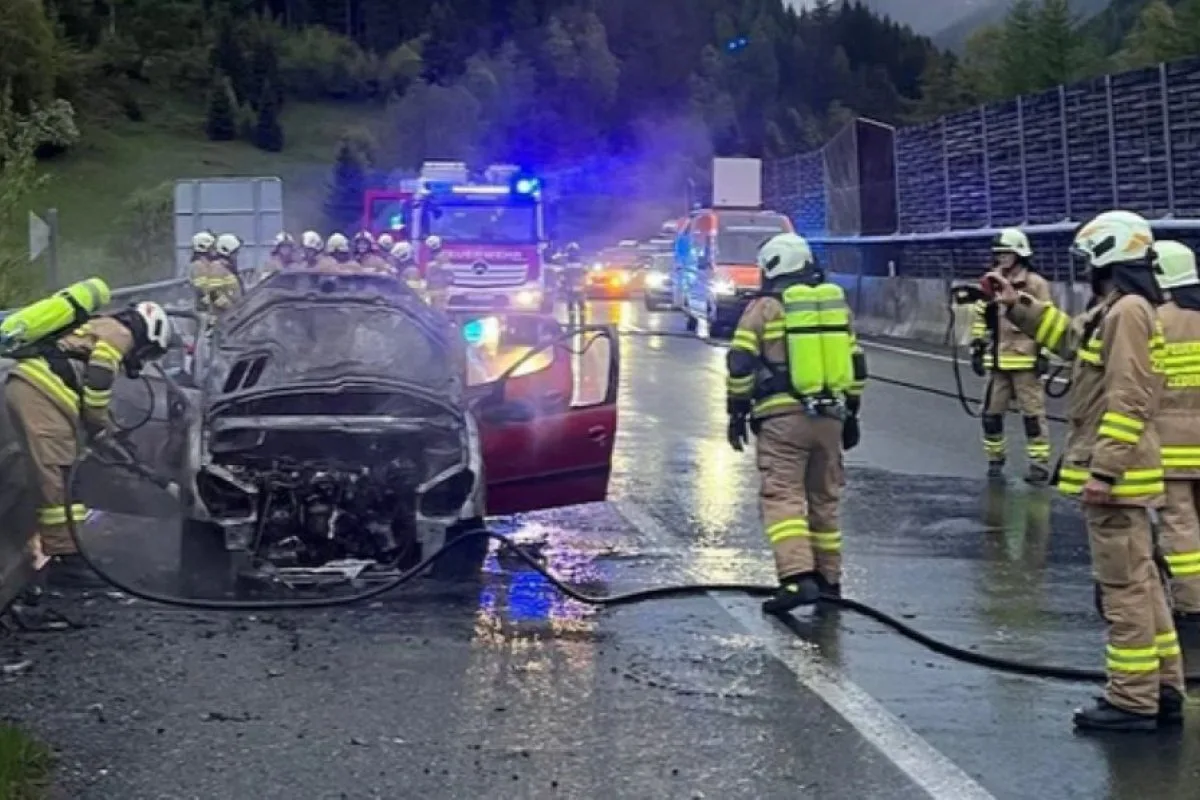 austrija Vozaču iz BiH zapalio se automobil u austrijskom tunelu Foto: Facebook/Freiwillige Feuerwehr Zederhaus