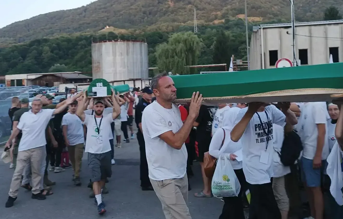 Tabuti žrtava genocid u Srebrenica prenose na musalu