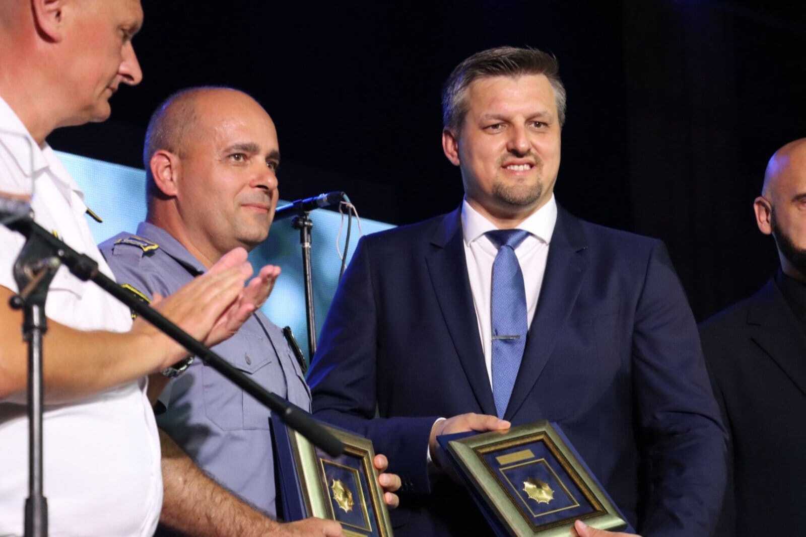 Kozlica  i Habibija, smiješni  političko-policijski duo,  "drže sve pod kontrolom"