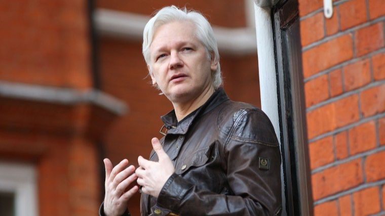 Julian Assange X