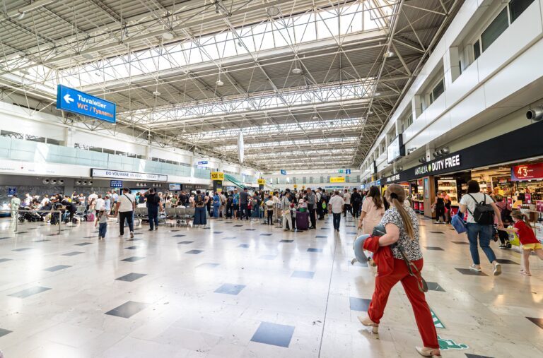 Aerodrom Antalija shutterstock 2534027729 768x507