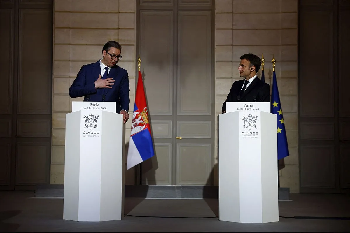 Aleksandar Vucic Emanuel Macron AP