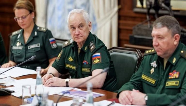 Andrej Boleg desno tokom sastanka kojim je predsjedavao ruski ministar odbrane Andrej Belousov