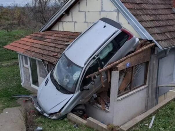 Automobil u Srbiji s ceste sletio na kucu