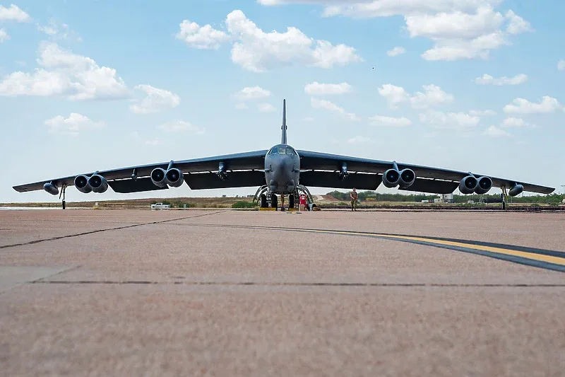 Avion bombarder B 52
