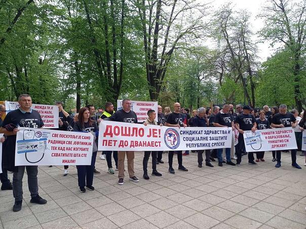 Banja Luka protest medicinara u banjaluci traze povecanje plata medic 66192354d0a0a Fena
