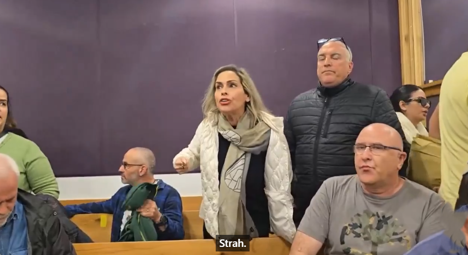 Benjamin Netanyahu 12 Porodice ubijenih u Gazi ušli u sudnicu, zaštitari ih smirivali