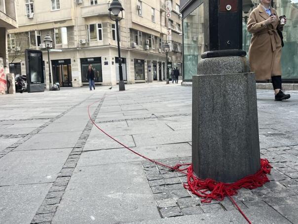 Beograd Crvena nit od 1 425 koraka kao sjecanje na opsadu Sarajeva