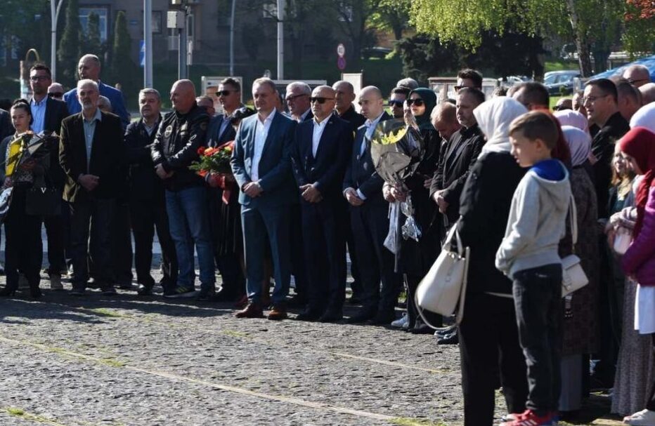 Dan sehida 2023 u Zenici obiljezen vjerskim programom i polaganjem cvijeca 2 1024x669
