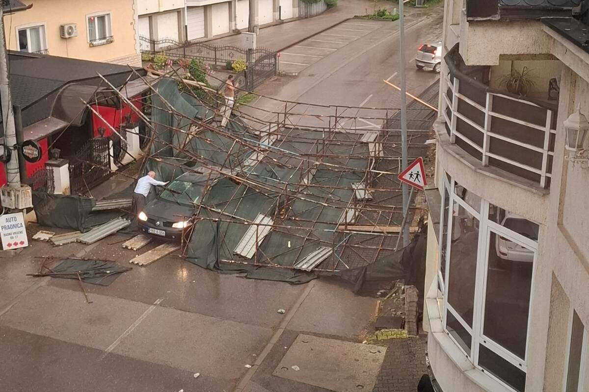 Doboj Olujni vjetar oborio ogromnu skelu na saobracajnicu