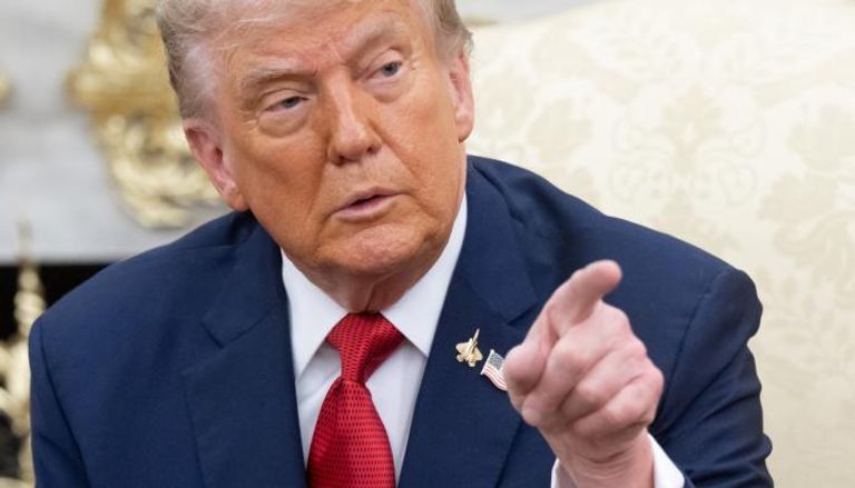 Donald Trump nosi znacku borbenog aviona