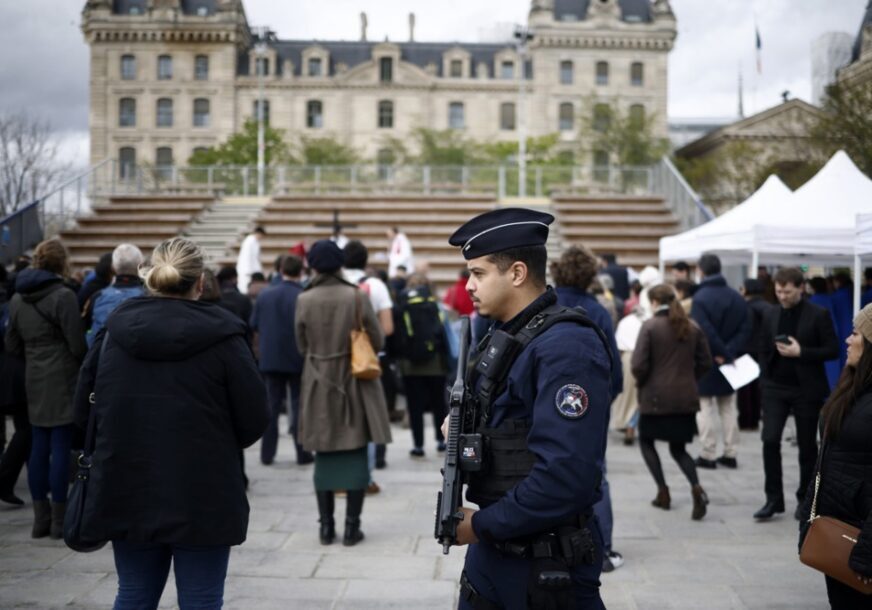 Francuska policija pariz 872x610 EPA