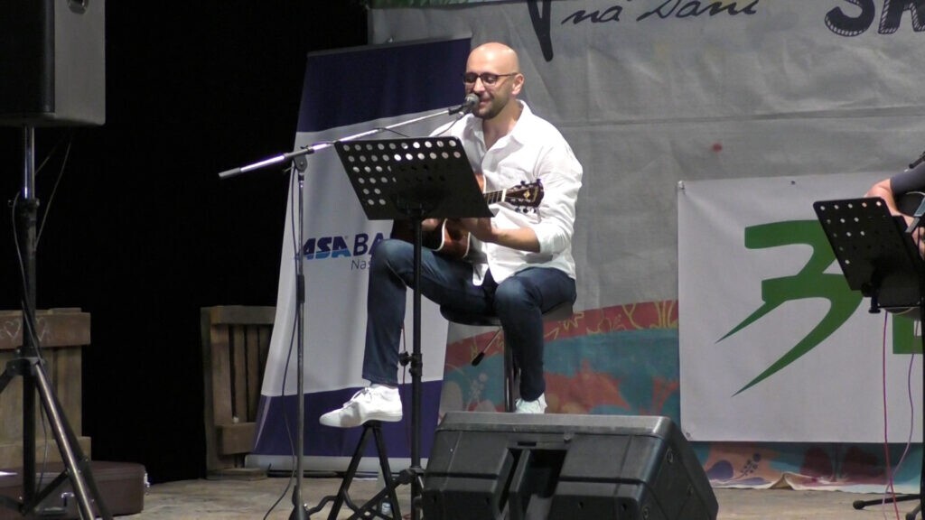 Dejan Ćulum na sceni u Malom parku