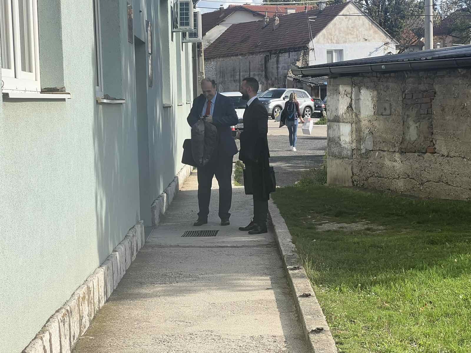 Martinović i Pešto: Tulićevi advokati pred zgradom Općinskog suda u Livnu
