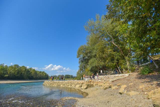 Sunčana rijeka plaža