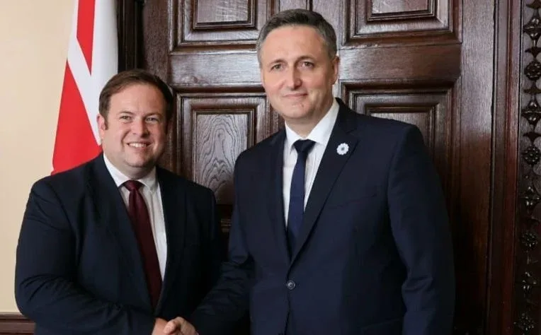 Denis Bećirović sa Stephenom Doughtyjem