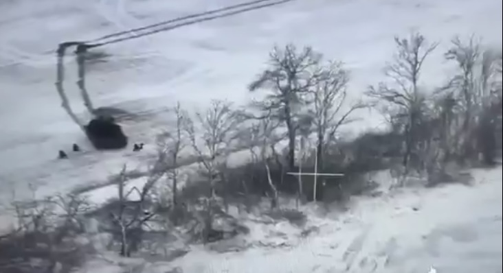 ruski tenk koji gazi svoje vojnike