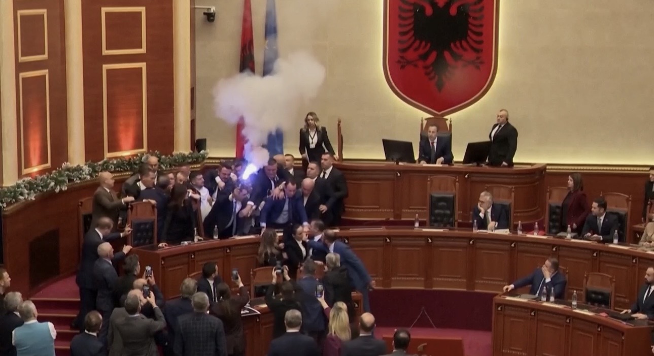 Albanija parlament haos