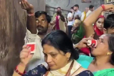 Indija Hindu vjernici u hramu u Indiji pili vodu iz klime misleci da se radi o svetoj vodi