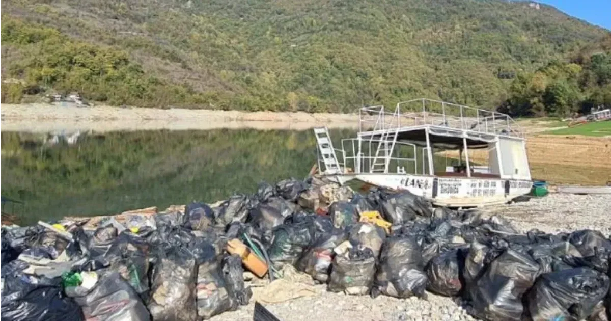Izvrseno ciscenje Jablanickog i Grabovickog jezera od naplavina