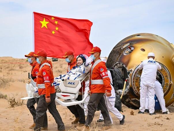 Kineski astronauti se vratili nakon sest mjeseci u svemiru testirali materijale za Mjesecevu bazu