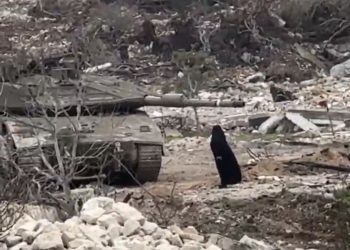 Liban Libanonke u prkosnom sukobu s izraelskim tenkom