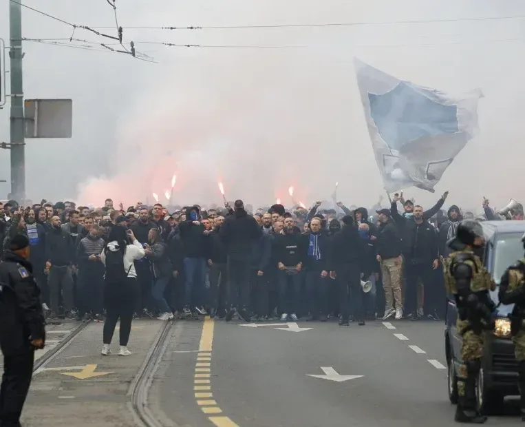 Manijaci u korteu krenuli ka Kosevu 04