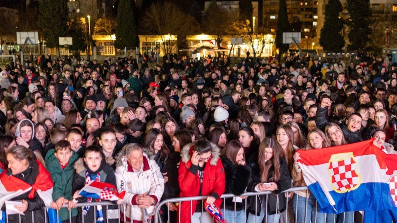 Mostar docek rukometasa bljesak