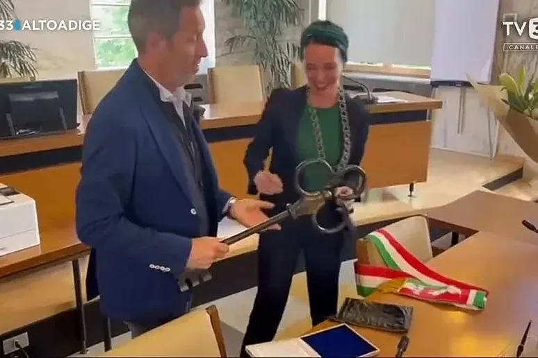 Italija Bolzano Katharina Zeller Nova gradonacelnica Bolzana odbila italijansku lentu