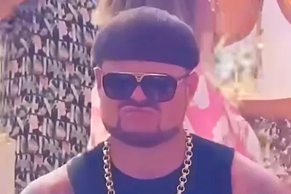 Ibiza Jack Kay Partijaner s Ibize je zbog lonac frizure osvojio drustvene mreze