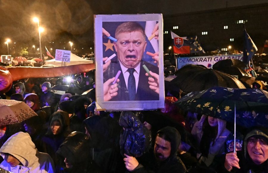 Robert Fico Slovacka protesti foto pamflet