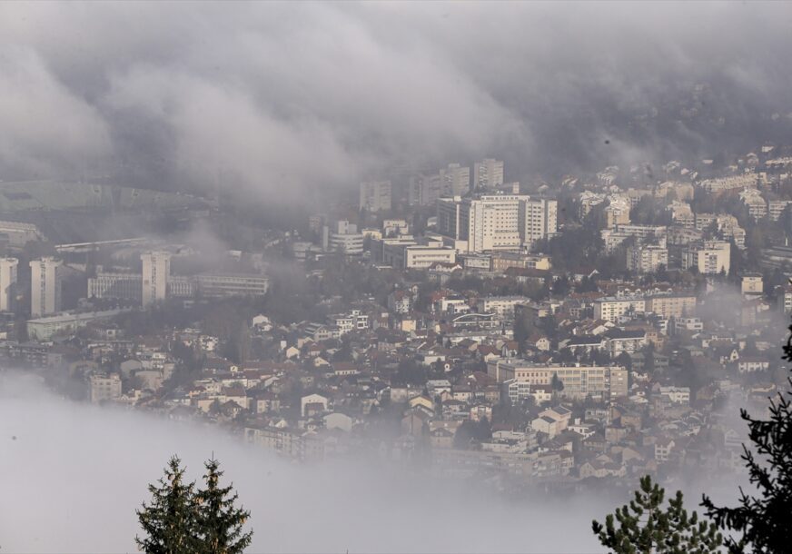 SARAJEVO PREKRIVENO GUSTOM MAGLOM ZRAK UMJERENO ZAGADEN 872x610AA