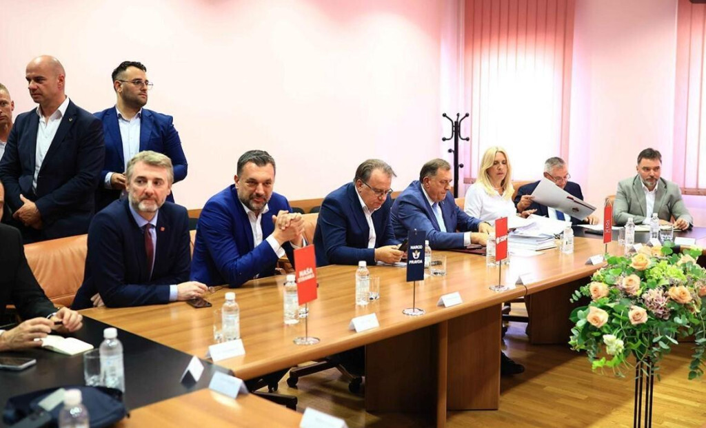SNSD HDZ trojka