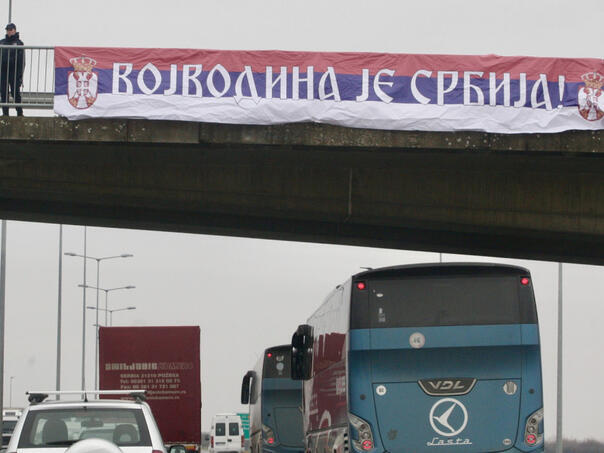 Sremska Mitrovica Autobus iz RS a kamenom ostecen u blizini