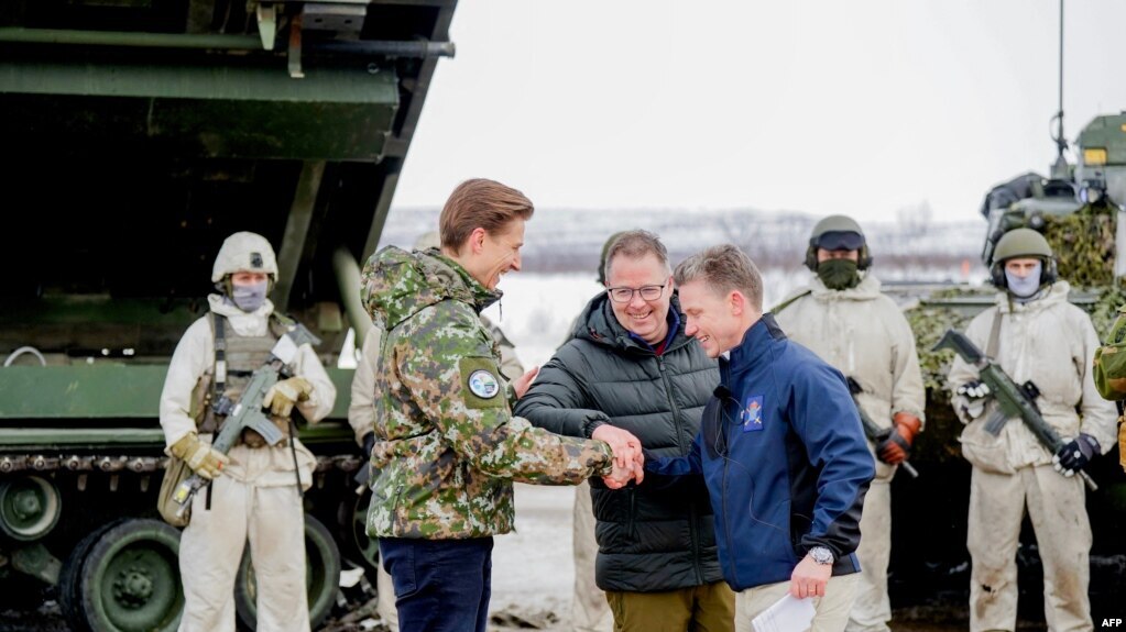 Svedska Norveska Finska nato Finski ministar odbrane Antti Hakkanen, norveški ministar odbrane Bjorn Arild Gram i švedski ministar odbrane Pal Jonson u blizini granice između Finske, Norveške i Švedske, u Kilpisjarviju, Finska, 9. marta 2024.