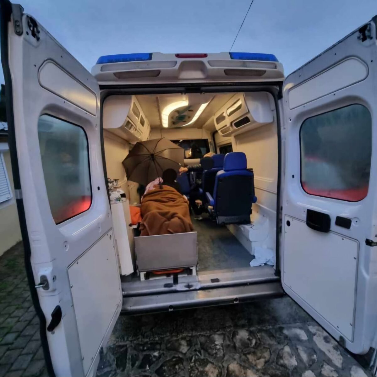 Zadar Pacijent drzi kisobran jer sanitetsko vozilo prokisnjava