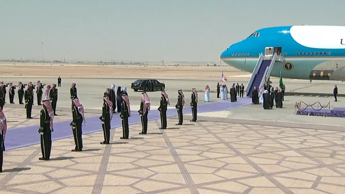 donald trump sadijska arabija 05 Zasto je Saudijska Arabija zamijenila crveni tepih ljubicastim