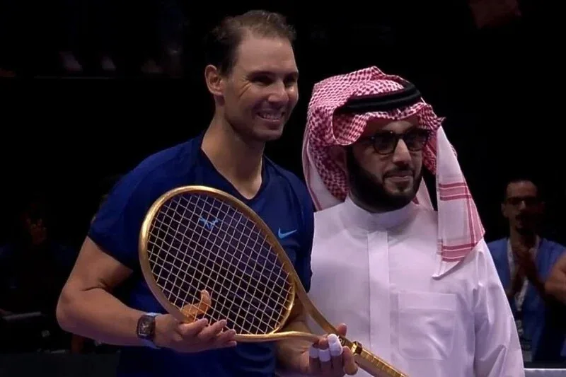 Rafael Nadal Saudijska Arabija Six Kings Slam Nadal i Turki sa zlatnim reketom (Foto: Screenshot)