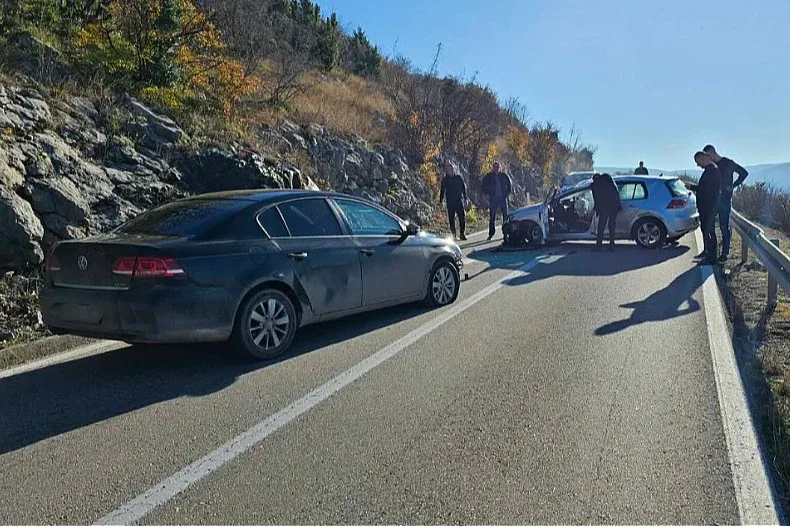 Sudarila se dva vozila na izlazu iz Mostara prema Nevesinju