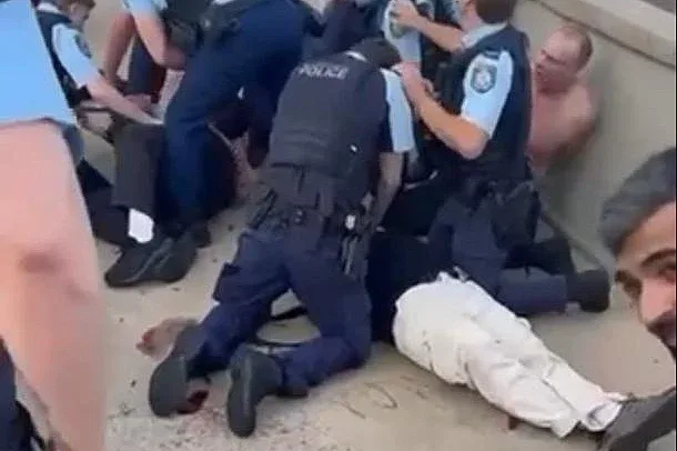 Australija Sydney 12 savladali napadcs