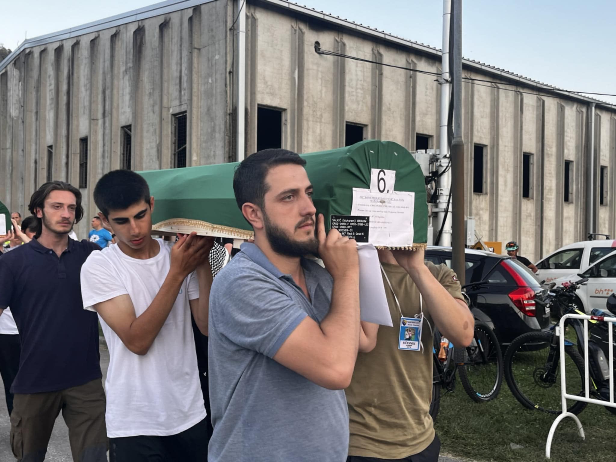 Tabuti žrtava genocid u Srebrenica prenose na musalu AA