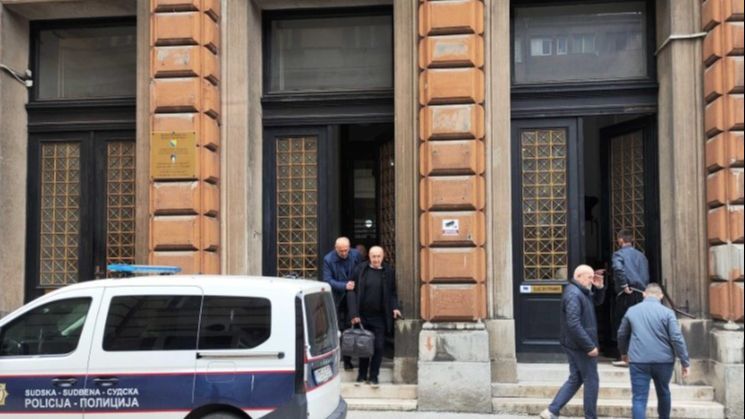 Alija Delimustafić po izlasku s jednog od ranijih ročišta. Birn