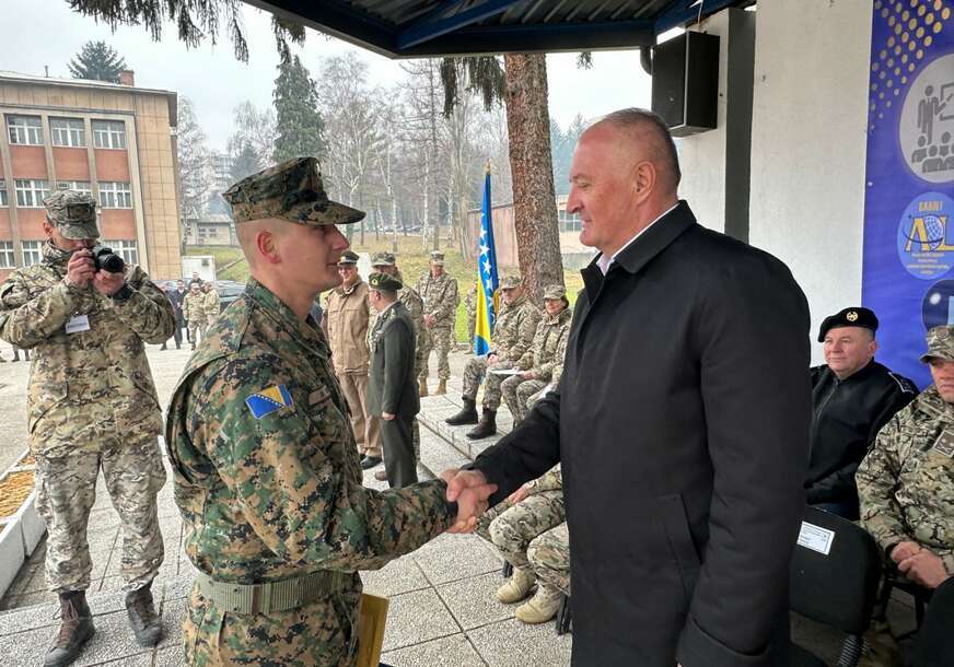 Helez oficiri3 872x610