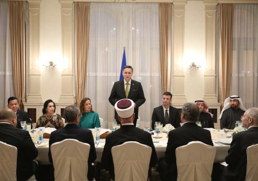 Iftar Denis becirovic 872x610 Predsjednistvo Bi H