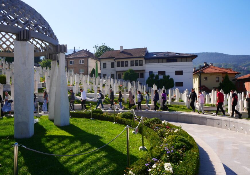 Memorijalni centar sarajevo kovaci mezarje foto oni