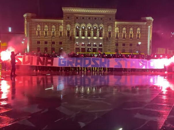 Navijaci zeljeznicara ispred vijecnice svi na gradski stadion manijaci 680bea12e4fb1