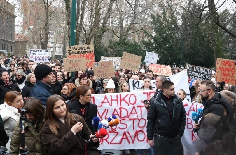 Protesti studenti dom 11 etto Studenti iz Nedžarića i Bjelava protestuju ispred Vlade KS
