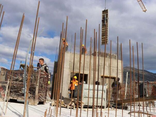 Radnici gradevina 12  fena