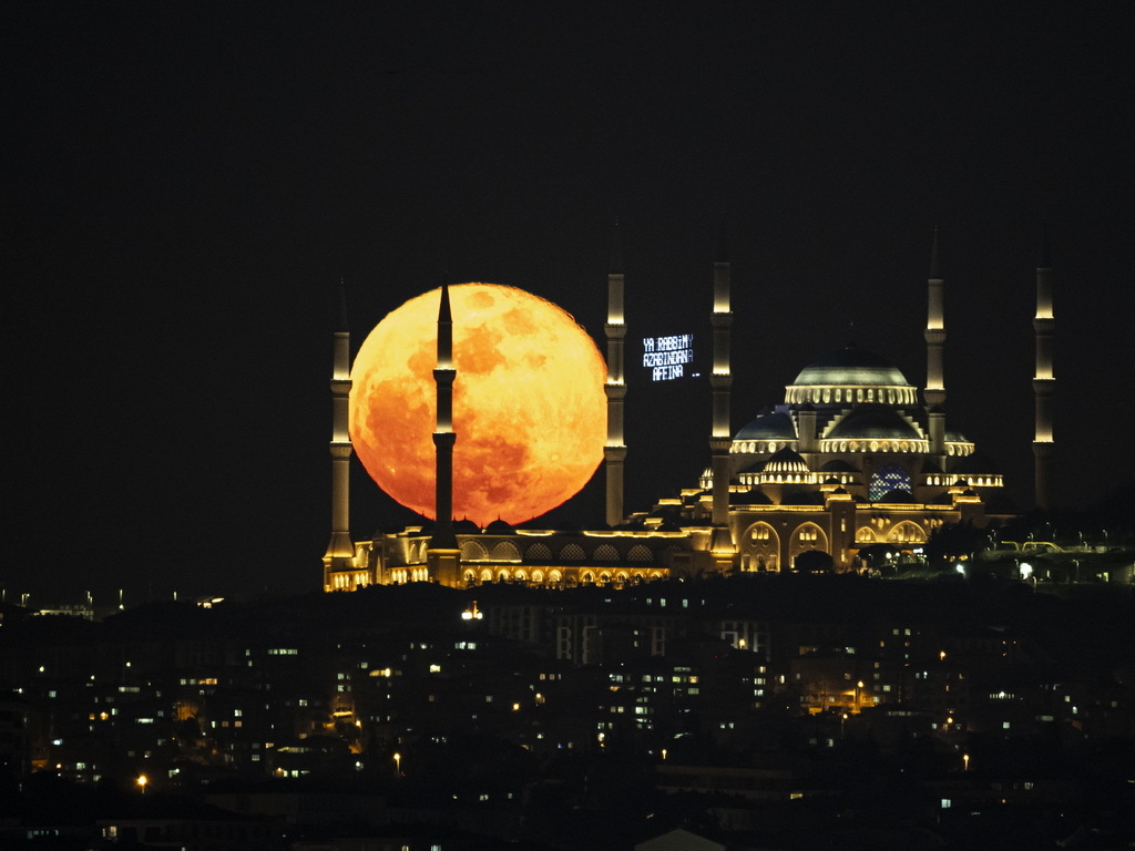 Rizor punog Mjeseca iznad Camlica dzamije u Istanbulu